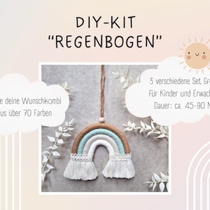 Könnte beinhalten: DIY-Kit zum Basteln einer Regenbogen-Makramee-Wandbehänge. Das Kit enthält alle Materialien, die zum Erstellen eines Regenbogens mit braunem, weißem und blauem Garn benötigt werden. Das Kit ist in drei Größen für Kinder und Erwachsene erhältlich. Das Kit dauert etwa 45-90 Minuten.
