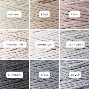 Könnte beinhalten: Nahaufnahme von neun verschiedenfarbigen Makramee-Kordeln. Zu den Farben gehören Natur, Beige, Perle, Regenbogenstaub, Mondlicht, Hellgrau, Holzkohle, Stahl und Silber. Jede Farbe ist mit einem weißen rechteckigen Etikett versehen.