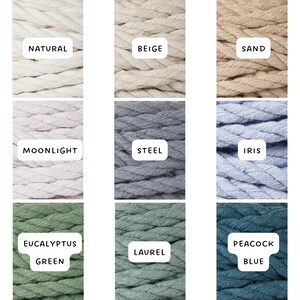 Könnte beinhalten: Neun verschiedene Farben von dickem Baumwollseil, darunter Natur, Beige, Sand, Mondschein, Stahl, Iris, Eukalyptusgrün, Lorbeer und Pfauenblau.