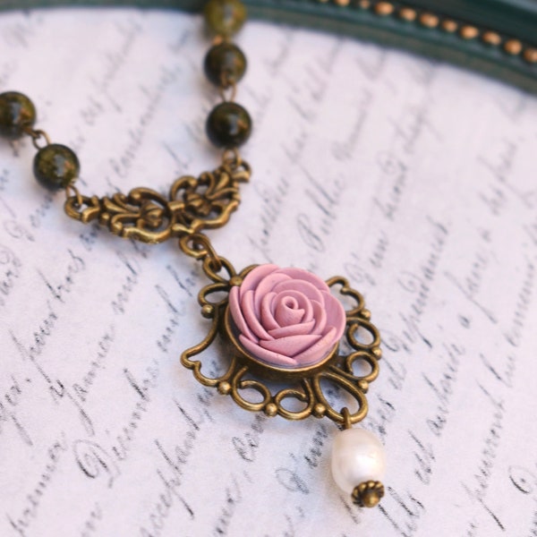 Viktorianische Rose Rose Halskette, antike Bronze Halskette, Polymer Clay Schmuck, Romantische Literatur Rosenkranz Anhänger