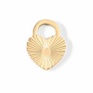 以下が含まれることがあります： 中央から放射状に広がるサンバーストデザインの、金色のハート型南京錠チャーム。 チャームには、ネックレスやブレスレットに取り付けるための丸みを帯びた上部のループが付いています。 ジュエリーアイテムです。