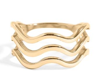 Anillo geométrico de triple onda de acero inoxidable con revestimiento PVD de oro de 18 quilates