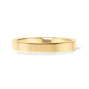 Puede incluir: Un anillo de banda de oro con una superficie plana y pulida. El anillo tiene un diseño simple y minimalista y un acabado brillante y reflectante. El anillo es una joya clásica.