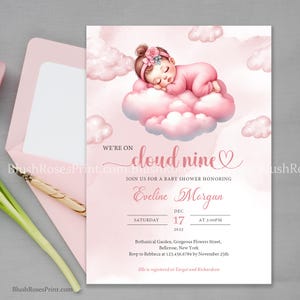 Puede incluir: Una invitación de baby shower rosa con una ilustración de dibujos animados de una niña durmiendo en una nube. El texto dice "We're on cloud nine" e incluye el nombre del bebé, Eveline Morgan, la fecha y la hora de la ducha, y la ubicación.