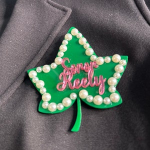 Naamspeld (ook bekend als naamspeld)|Sorority-speld met individuele handgeplaatste parels|1908 cadeaus