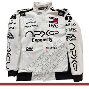 Può includere: Giacca da corsa bianca con dettagli neri, con loghi degli sponsor e testo. La giacca ha un collo alto, polsini neri e orlo nero. I loghi includono "APXGP", "Expensify" e "Tommy Hilfiger IWC".