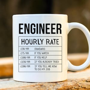 以下が含まれることがあります： 太字の黒い文字で「ENGINEER」という言葉が書かれた白いセラミックマグ。その下に「HOURLY RATE」というテキストが表示されています。 「IF YOU WATCH」や「IF YOU HELP」など、時間料金と対応するアクションが表にまとめられています。