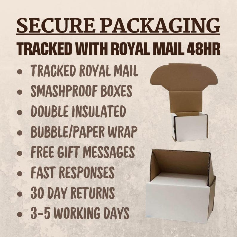 Op de afbeelding: Veilige verpakking voor online bestellingen. De afbeelding toont een bruine kartonnen doos met een witte binnenkant. De tekst op de afbeelding luidt: "VEILIGE VERPAKKING VERZONDEN MET ROYAL MAIL 48H  &bull; VERZONDEN MET ROYAL MAIL &bull; STOOTVASTE DOZEN &bull; DUBBEL GE&Iuml;SOLEERD &bull; BUBBEL/PAPIER VERPAKKING &bull; GRATIS CADEAU BERICHTEN &bull; SNELLE REACTIES &bull; 30 DAGEN RETOUR &bull; 3-5 WERKDAAGSE"