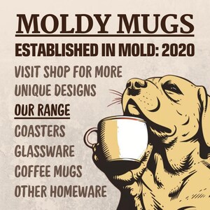 Op de afbeelding: Een cartoonhond die een witte koffiemok vasthoudt met de tekst "Moldy Mugs Established in Mold: 2020 Visit Shop for More Unique Designs Our Range Coasters Glassware Coffee Mugs Other Homeware"