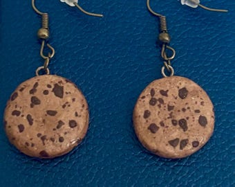 Pendientes de galleta con chispas de chocolate – Joyas de arcilla polimérica hechas a mano – Un bonito regalo de comida para ella – Colgantes realistas con temática kawaii