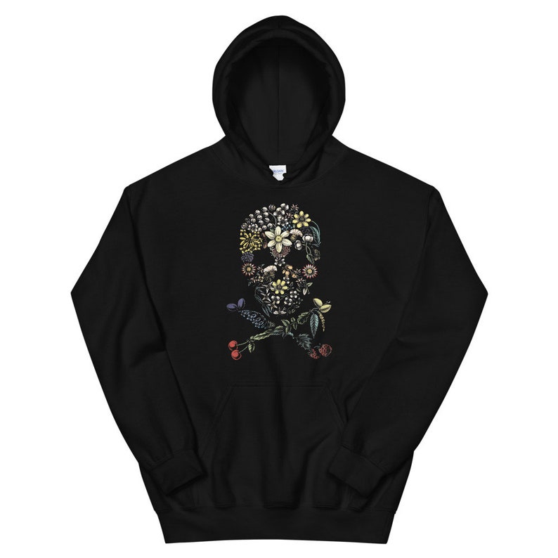 Puede incluir: Sudadera con capucha negra con un dise&ntilde;o de calavera y huesos cruzados florales. La calavera est&aacute; hecha de varias flores y hojas en tonos de rosa, amarillo, verde y azul.