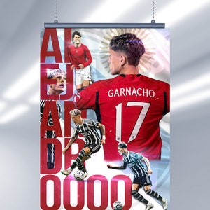 Könnte beinhalten: Ein rot-weißes Fußballtrikot mit der Nummer 17 und dem Namen "GARNACHO" auf dem Rücken. Das Trikot wird von einem Fußballspieler mit einem rot-weißen Fußball im Vordergrund getragen. Der Hintergrund zeigt eine Collage von Fußballspielern und der argentinischen Flagge.