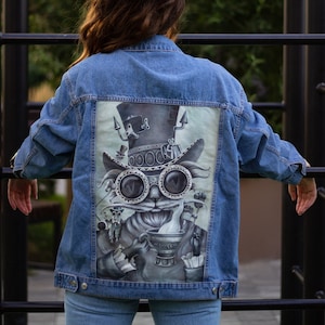 Giacca di jeans dipinta su misura, abbigliamento dipinto a mano, motivo con dettagli in bianco e nero