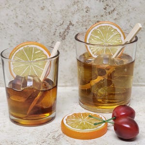 Cóctel de whisky Old Fashioned falso: Exhibición de bebida falsa de 8 oz