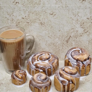 Puede incluir: Un letrero de madera rústica con el texto "Welcome to our home" en letras blancas. El letrero presenta un acabado envejecido y un diseño sencillo y acogedor, perfecto para una entrada.
