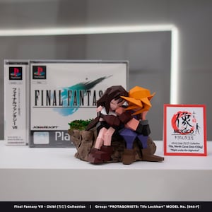 Könnte beinhalten: Eine handbemalte, detaillierte Figur von zwei Charakteren aus Final Fantasy VII, Tifa Lockhart und Cloud Strife, die zusammen auf einem Felsen sitzen. Die Figur ist Teil der Final Fantasy VII Chibi Collection. Der Text "MUGICO FIGURES" ist auf einer roten und weißen Karte im Hintergrund sichtbar.