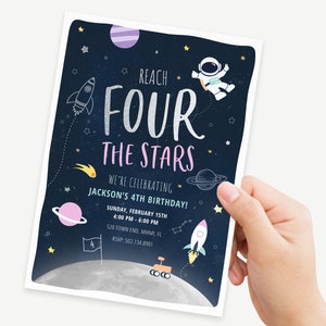 K&ouml;nnte beinhalten: Eine blaue und violette Einladung zum Weltraum-Geburtstag mit einer Rakete, einem Astronauten, Sternen und Planeten. Der Text lautet "Reach Four The Stars" und enth&auml;lt Details f&uuml;r eine 4. Geburtstagsfeier.