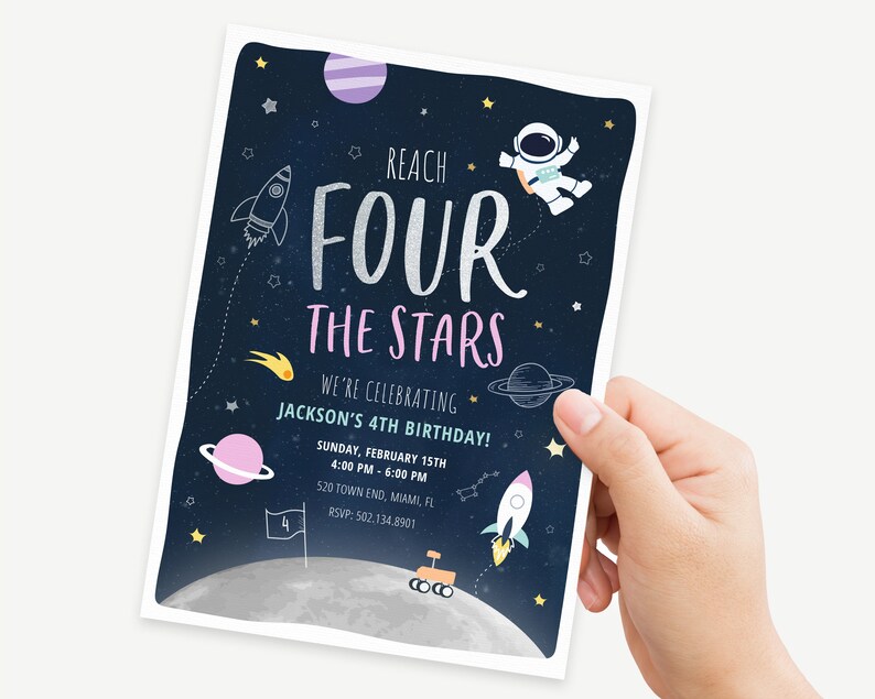 K&ouml;nnte beinhalten: Eine blaue und violette Einladung zum Weltraum-Geburtstag mit einer Rakete, einem Astronauten, Sternen und Planeten. Der Text lautet "Reach Four The Stars" und enth&auml;lt Details f&uuml;r eine 4. Geburtstagsfeier.