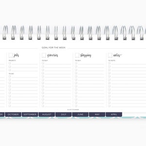 K&ouml;nnte beinhalten: Ein Wochenplaner mit einem blau-wei&szlig;en Muster. Der Planer hat Abschnitte f&uuml;r "Diese Woche", "Jobs", "Lebensmittel", "Einkaufen" und "Notizen". Jeder Abschnitt hat eine Checkliste mit einer Priorit&auml;tenliste und einer To-Do-Liste. Der Planer hat einen Monatsreiter f&uuml;r jeden Monat des Jahres, beginnend mit Dezember und endend mit April.