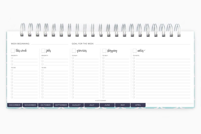 K&ouml;nnte beinhalten: Ein Wochenplaner mit einem blau-wei&szlig;en Muster. Der Planer hat Abschnitte f&uuml;r "Diese Woche", "Jobs", "Lebensmittel", "Einkaufen" und "Notizen". Jeder Abschnitt hat eine Checkliste mit einer Priorit&auml;tenliste und einer To-Do-Liste. Der Planer hat einen Monatsreiter f&uuml;r jeden Monat des Jahres, beginnend mit Dezember und endend mit April.