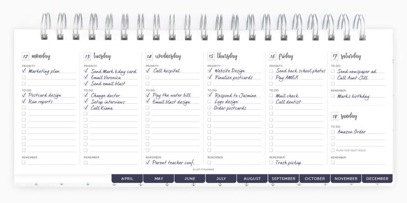 K&ouml;nnte beinhalten: Ein Wochenplaner mit wei&szlig;em Hintergrund und schwarzen Linien. Der Planer hat einen Kalender f&uuml;r jeden Monat des Jahres, von April bis Dezember. Jeder Tag hat einen Bereich f&uuml;r "To Do" und "Erinnerungen". Der Planer ist mit handschriftlichen Notizen und Aufgaben gef&uuml;llt.