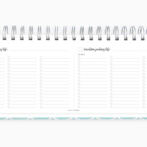 K&ouml;nnte beinhalten: Ein wei&szlig;es Spiralnotizbuch mit zwei Seiten, die eine Checkliste mit dem Titel "Urlaub Packliste" zeigen. Die Checkliste hat f&uuml;r jeden zu &uuml;berpr&uuml;fenden Punkt ein leeres Quadrat.