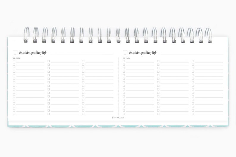 K&ouml;nnte beinhalten: Ein wei&szlig;es Spiralnotizbuch mit zwei Seiten, die eine Checkliste mit dem Titel "Urlaub Packliste" zeigen. Die Checkliste hat f&uuml;r jeden zu &uuml;berpr&uuml;fenden Punkt ein leeres Quadrat.
