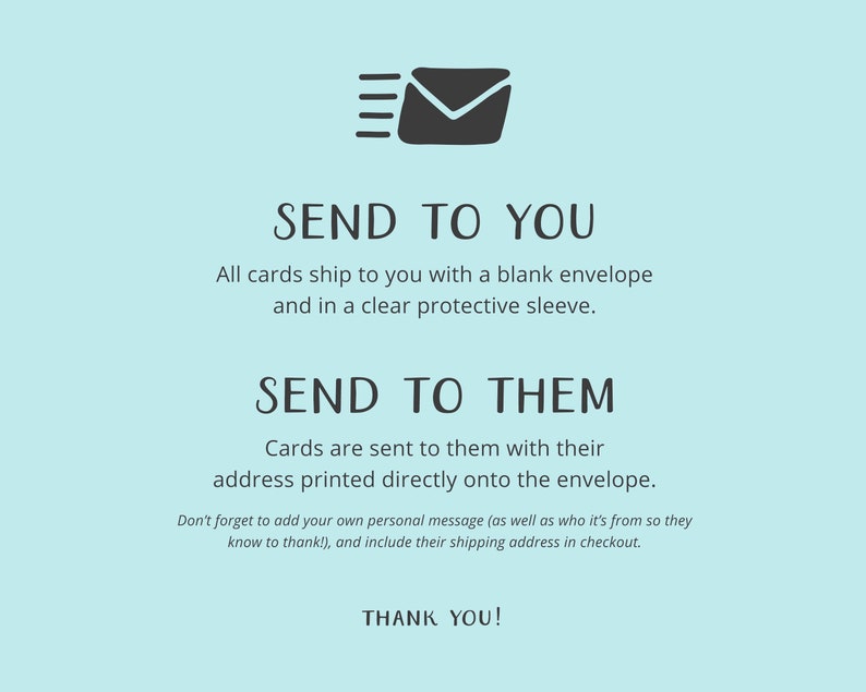 Puede incluir: Un fondo azul claro con un icono de sobre negro y el texto "SEND TO YOU" y "SEND TO THEM". El texto explica que las tarjetas se env&iacute;an al comprador con un sobre en blanco y una funda protectora, y que las tarjetas se env&iacute;an al destinatario con su direcci&oacute;n impresa directamente en el sobre. El texto tambi&eacute;n incluye instrucciones para agregar un mensaje personal y la direcci&oacute;n de env&iacute;o al finalizar la compra. El texto termina con "THANK YOU!"