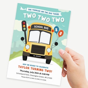 K&ouml;nnte beinhalten: Ein gelber Schulbus mit einem blauen und roten Ballon mit der Nummer "2", der an der Seite befestigt ist. Der Bus f&auml;hrt auf einer Stra&szlig;e mit einer gr&uuml;nen Ampel. Der Text "THE TODDLER ON THE BUS TURNS TWO TWO TWO" befindet sich oben auf der Einladung. Der Text "SCHOOL BUS" befindet sich an der Seite des Busses. Der Text "HOP ON BOARD TO CELEBRATE TAYLOR TURNING TWO!" befindet sich unten auf der Einladung. Der Text "Thursday, July 26th @ 2:00 PM" befindet sich unter dem Text "HOP ON BOARD TO CELEBRATE TAYLOR TURNING TWO!" Der Text "Schoolyard Park, Chesington Green, MI 21030" befindet sich unter dem Datum und der Uhrzeit. Der Text "Please RSVP to Nikki at (540) 215-0326" befindet sich unten auf der Einladung.