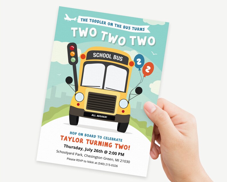 K&ouml;nnte beinhalten: Ein gelber Schulbus mit einem blauen und roten Ballon mit der Nummer "2", der an der Seite befestigt ist. Der Bus f&auml;hrt auf einer Stra&szlig;e mit einer gr&uuml;nen Ampel. Der Text "THE TODDLER ON THE BUS TURNS TWO TWO TWO" befindet sich oben auf der Einladung. Der Text "SCHOOL BUS" befindet sich an der Seite des Busses. Der Text "HOP ON BOARD TO CELEBRATE TAYLOR TURNING TWO!" befindet sich unten auf der Einladung. Der Text "Thursday, July 26th @ 2:00 PM" befindet sich unter dem Text "HOP ON BOARD TO CELEBRATE TAYLOR TURNING TWO!" Der Text "Schoolyard Park, Chesington Green, MI 21030" befindet sich unter dem Datum und der Uhrzeit. Der Text "Please RSVP to Nikki at (540) 215-0326" befindet sich unten auf der Einladung.