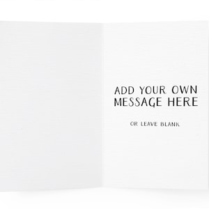Puede incluir: Tarjeta de felicitaci&oacute;n en blanco con el texto "ADD YOUR OWN MESSAGE HERE OR LEAVE BLANK" impreso en negro.