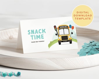 Può includere: Un cartello stampabile con un'illustrazione di autobus scolastico giallo e il testo "Snack Time" in lettere blu turchese. Il cartello include anche il testo "Serviti pure".