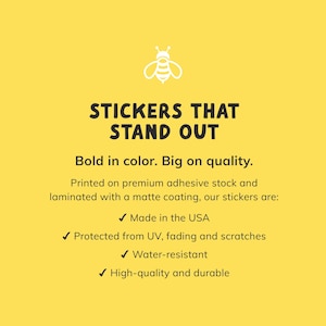 Puede incluir: Fondo amarillo con texto blanco y un gr&aacute;fico de abeja. El texto dice "STICKERS THAT STAND OUT". Texto adicional destaca caracter&iacute;sticas: colores llamativos, alta calidad, fabricado en EE. UU., protecci&oacute;n UV, resistente al agua y duradero.