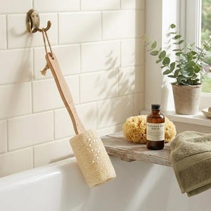 Cepillo de baño de madera de lufa natural con mango largo