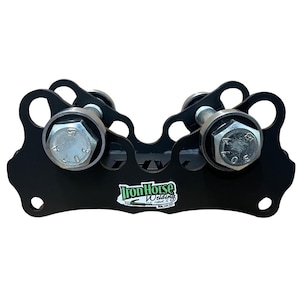 Puede incluir: Componente de soldadura de metal negro con dos pernos grandes y el texto "Iron Horse Welding" en verde y blanco. El componente tiene un diseño curvo con múltiples agujeros.