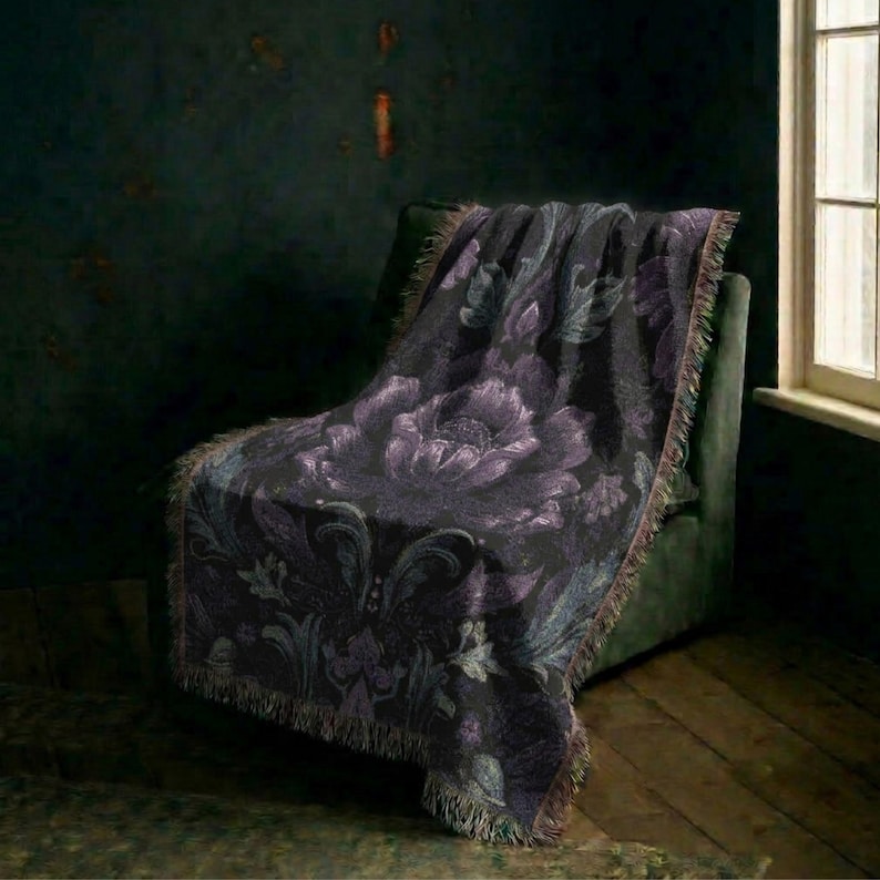 Coperta in tessuto damascato floreale scuro, coperta gotica in cotone al 100%, arazzo Whimsigoth, regalo per la casa con tema botanico stregonesco immagine 1