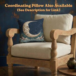 Puede incluir: Un coj&iacute;n cuadrado que presenta un cielo nocturno azul oscuro con una luna creciente grande y detallada con un rostro humano, rodeada de peque&ntilde;as estrellas blancas y un paisaje de nubes en la parte inferior. El texto dice: Coordinating Pillow Also Available (See Description for Link).