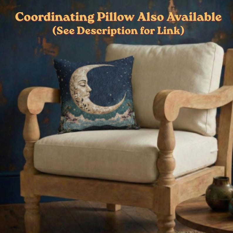 Puede incluir: Un coj&iacute;n cuadrado que presenta un cielo nocturno azul oscuro con una luna creciente grande y detallada con un rostro humano, rodeada de peque&ntilde;as estrellas blancas y un paisaje de nubes en la parte inferior. El texto dice: Coordinating Pillow Also Available (See Description for Link).