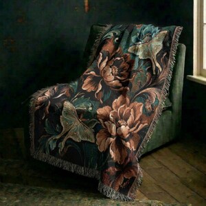 Manta tejida Luna Moth, manta floral gótica melancólica, decoración Dark Academia, tapiz tejido barroco imagen 15