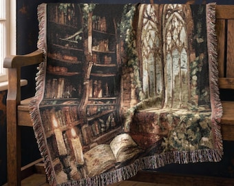 Può includere: Una coperta tessuta che raffigura una scena dettagliata di una biblioteca buia con alti scaffali, un libro aperto, due candele accese e grandi finestre ad arco con piante rampicanti. La coperta presenta un bordo con frange.