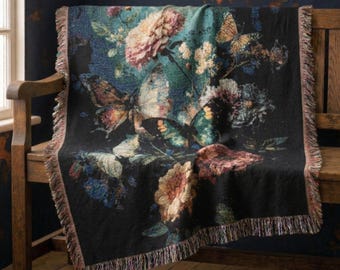 Donkere cottagecore vlinder geweven deken, donker Academia-decor, humeurig bloementapijt, grillig heksend decor