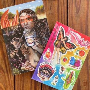Libreta a rayas tamaño media carta con stickers, portada de arte de sirena comiendo sopa.