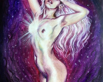 Puede incluir: Una pintura de una mujer desnuda con el pelo largo y blanco de pie en un cielo nocturno estrellado. La mujer está de espaldas al espectador y tiene la mano sobre la cara. Las estrellas son de un morado intenso y la piel de la mujer brilla de blanco.