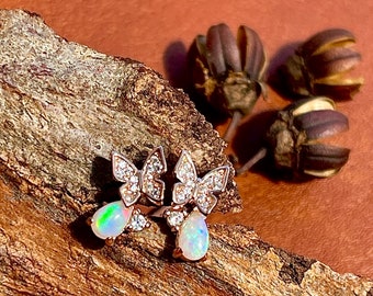 Pendientes de mariposa de ópalo sólido