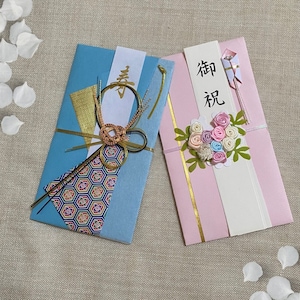 Japanischer traditioneller blauer Geldumschlag rosa mit Stoffblumen für Hochzeit, Geldgeschenk-Umschlag mit Mizuhiki-Knoten