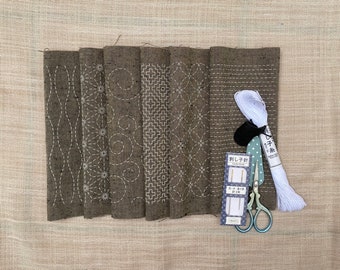 Kit de bordado a mano sashiko color topo con dos telas preimpresas y muestrario de patrones tradicionales japoneses lavables. Patrones tradicionales japoneses.