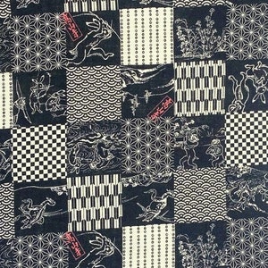 Lona de algodón negra vintage japonesa sobre fondo beige con dibujos de conejos, monos y ranas. Tela de cuadrícula para coser, acolchar y hacer manualidades.