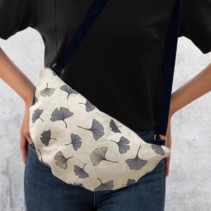 Gingko print vegan Halbmond Umhängetasche, Minimalistische Schulter Gürteltasche mit Innentasche und Reißverschluss Japan Sling Bag für Frauen