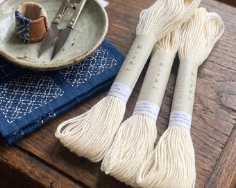 Hilo tradicional japonés de algodón color crema para sashiko, 20 m para bordado, costura a mano, remiendos visibles y manualidades, fabricado en Japón por Olympus.
