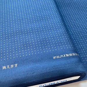 Può includere: Un tessuto blu con un motivo a pois bianchi. Il tessuto è piegato a metà e il testo "洗うと消えます" e "小さいサイズ 型紙販売" è visibile.